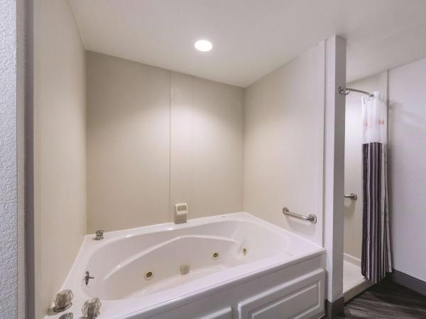 La Quinta Inn & Suites by Wyndham San Antonio Downtown : photo 3 de la chambre suite lit king-size avec baignoire spa