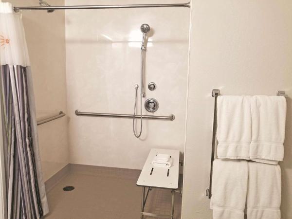 La Quinta Inn & Suites by Wyndham San Antonio Downtown : photo 4 de la chambre suite deluxe avec lit king-size