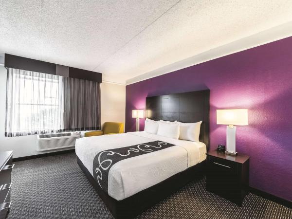 La Quinta Inn & Suites by Wyndham San Antonio Downtown : photo 4 de la chambre suite lit king-size avec baignoire spa