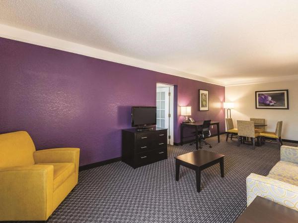 La Quinta Inn & Suites by Wyndham San Antonio Downtown : photo 5 de la chambre suite deluxe avec lit king-size