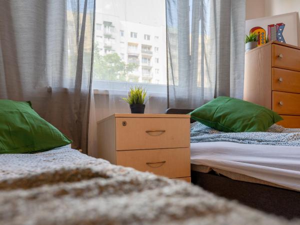 Hostello Airport Budziszyńska - przytulne pokoje blisko lotniska : photo 1 de la chambre chambre triple