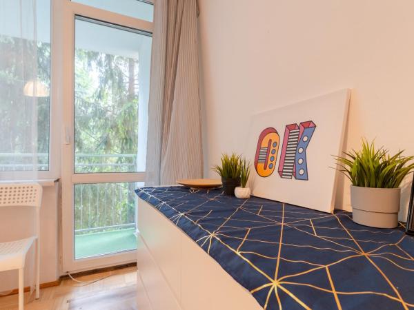 Hostello Airport Budziszyńska - przytulne pokoje blisko lotniska : photo 2 de la chambre chambre double avec terrasse
