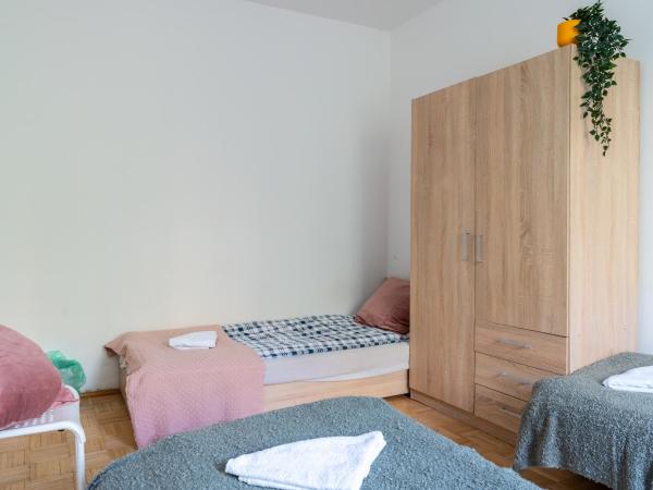 Hostello Airport Budziszyńska - przytulne pokoje blisko lotniska : photo 3 de la chambre chambre triple