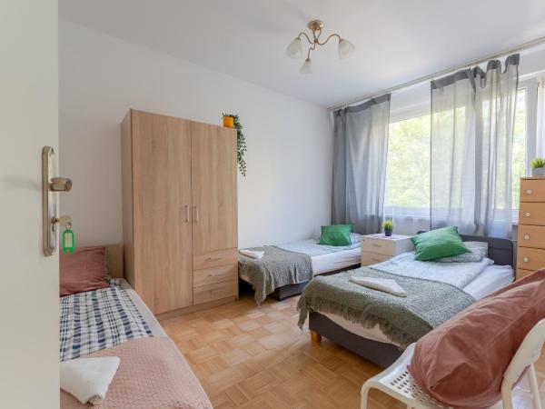 Hostello Airport Budziszyńska - przytulne pokoje blisko lotniska : photo 4 de la chambre chambre triple