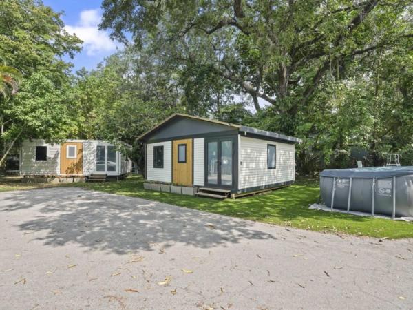 Private 2BR Tiny Farm Homes Next to Shul, near Seminole Hard Rock Hotel & Casino! farmhouse : photo 2 de la chambre maison 4 chambres