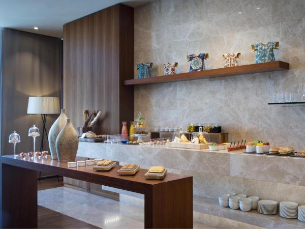 Istanbul Marriott Hotel Sisli : photo 7 de la chambre chambre lit king-size exécutive avec accès au salon - vue sur ville