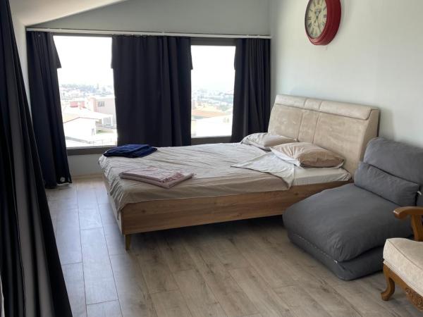 Personal Terrace Floor - Villa in Kuşadası : photo 2 de la chambre suite lit king-size - vue sur mer