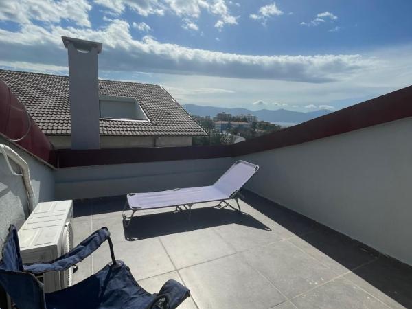 Personal Terrace Floor - Villa in Kuşadası : photo 3 de la chambre suite lit king-size - vue sur mer