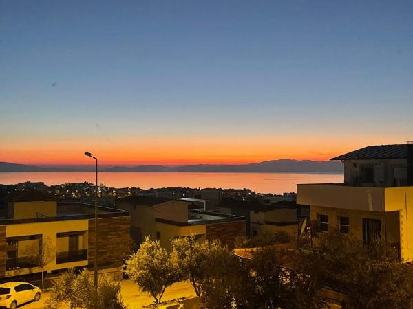 Personal Terrace Floor - Villa in Kuşadası : photo 6 de la chambre suite lit king-size - vue sur mer