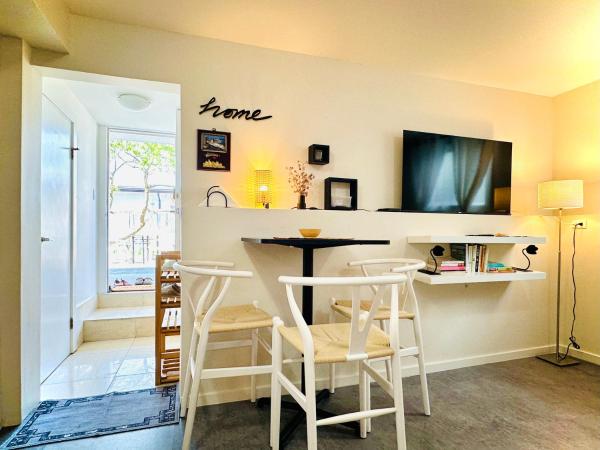 2BR 1BA Garden View Guest Suite - King-size Bed - Free Parking : photo 3 de la chambre suite - vue sur jardin