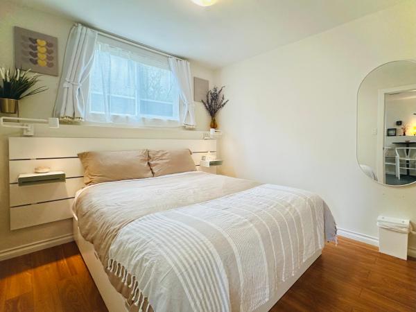 2BR 1BA Garden View Guest Suite - King-size Bed - Free Parking : photo 2 de la chambre suite - vue sur jardin