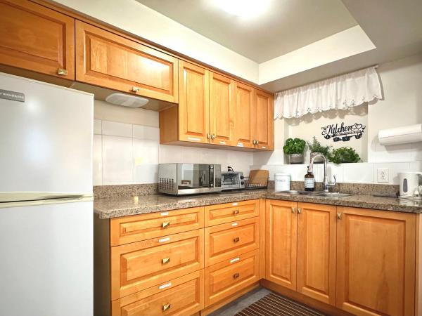 2BR 1BA Garden View Guest Suite - King-size Bed - Free Parking : photo 4 de la chambre suite - vue sur jardin