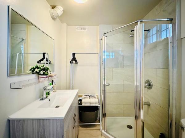 2BR 1BA Garden View Guest Suite - King-size Bed - Free Parking : photo 5 de la chambre suite - vue sur jardin