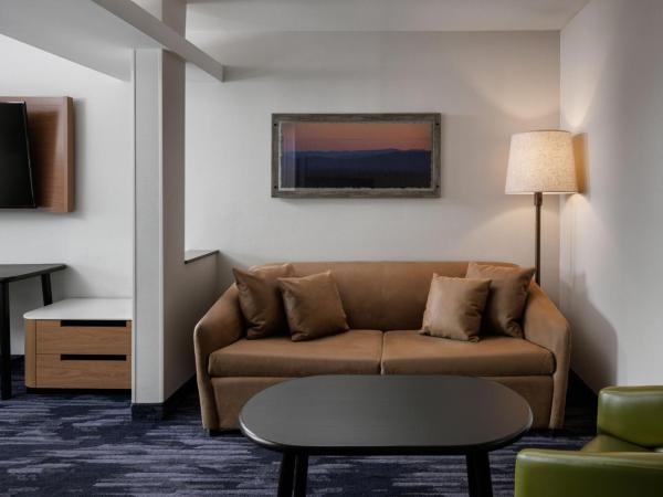 Fairfield Inn & Suites by Marriott Kelowna : photo 1 de la chambre studio plus spacieux avec 2 lits queen-size et canapé-lit