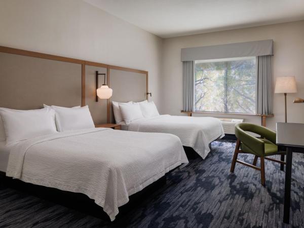 Fairfield Inn & Suites by Marriott Kelowna : photo 2 de la chambre chambre avec 2 grands lits queen-size