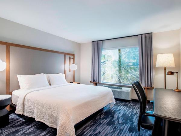 Fairfield Inn & Suites by Marriott Kelowna : photo 1 de la chambre chambre lit king-size