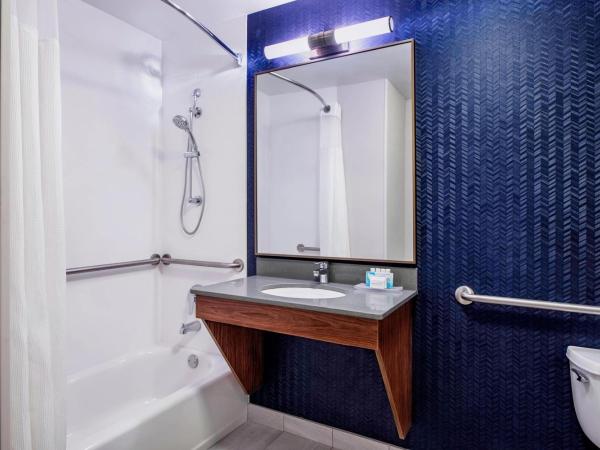 Fairfield Inn & Suites by Marriott Kelowna : photo 4 de la chambre chambre lit king-size