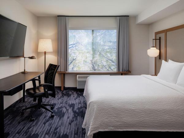 Fairfield Inn & Suites by Marriott Kelowna : photo 3 de la chambre grand studio king avec canapé-lit