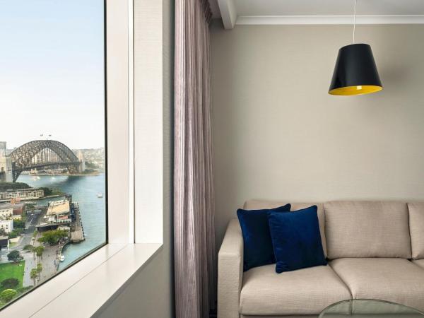 Sydney Harbour Marriott Hotel at Circular Quay : photo 7 de la chambre suite spa 1 chambre lit king-size - accès au salon exécutif