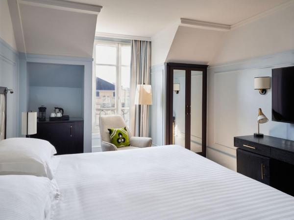 Paris Marriott Opera Ambassador Hotel : photo 5 de la chambre chambre lit king-size - vue sur tour eiffel