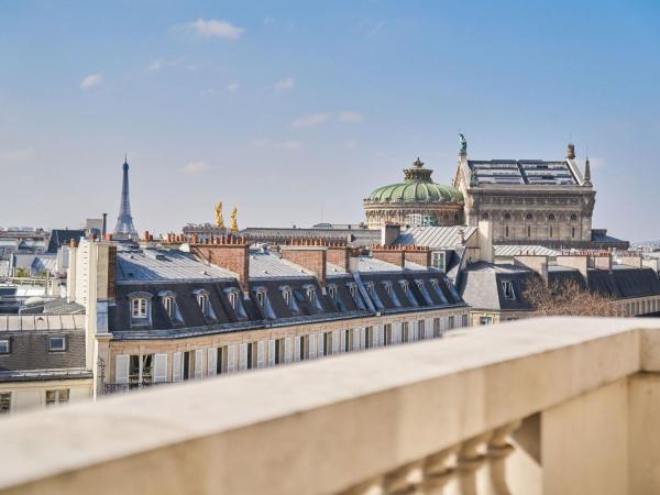 Paris Marriott Opera Ambassador Hotel : photo 4 de la chambre chambre lit king-size - vue sur tour eiffel