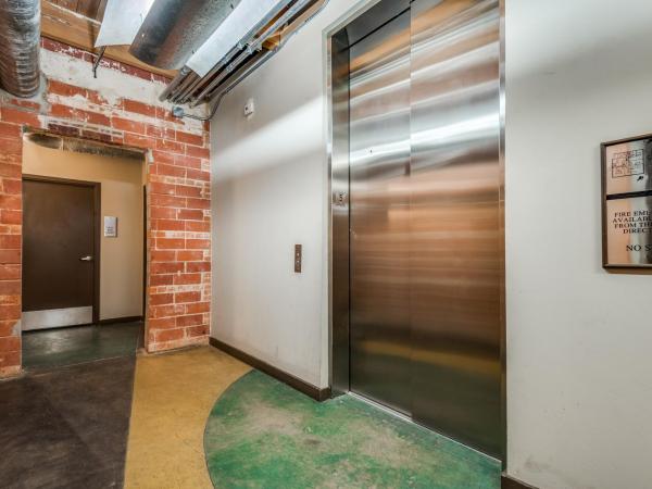 Downtown Dallas Condo - 2BR 1BA : photo 2 de la chambre appartement 2 chambres de luxe avec vue sur le jardin