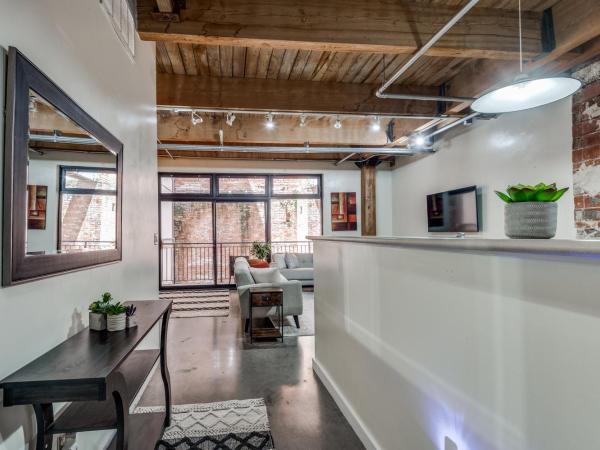 Downtown Dallas Condo - 2BR 1BA : photo 6 de la chambre appartement 2 chambres de luxe avec vue sur le jardin