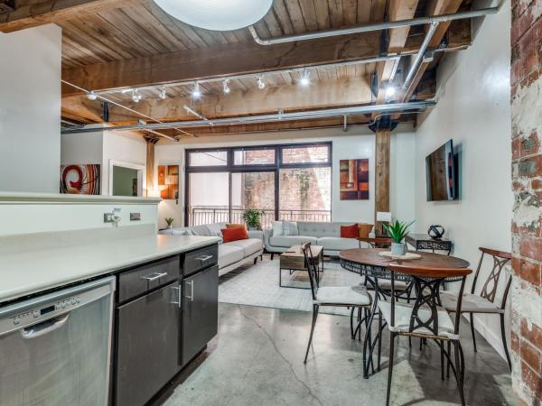 Downtown Dallas Condo - 2BR 1BA : photo 7 de la chambre appartement 2 chambres de luxe avec vue sur le jardin