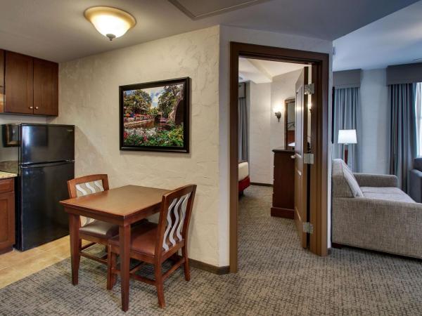 Drury Plaza Hotel San Antonio Riverwalk : photo 3 de la chambre suite lit king-size supérieure avec canapé-lit