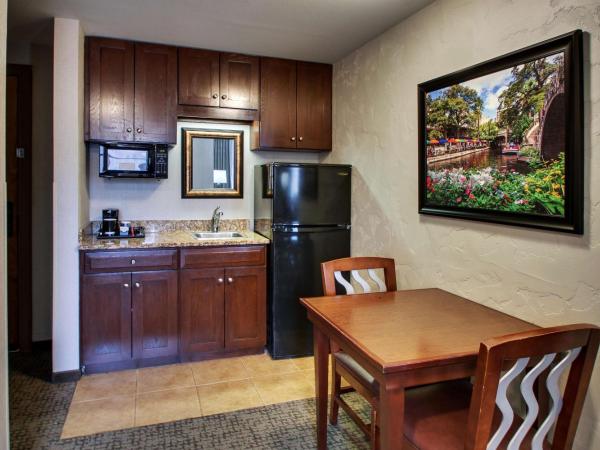 Drury Plaza Hotel San Antonio Riverwalk : photo 2 de la chambre suite lit king-size supérieure avec canapé-lit