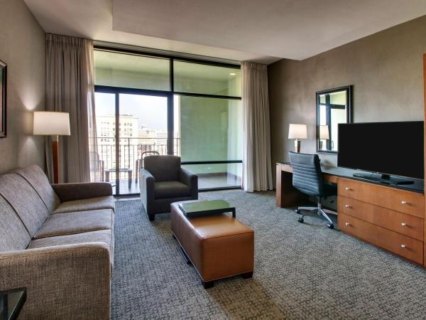 Drury Plaza Hotel San Antonio Riverwalk : photo 1 de la chambre suite lit king-size avec balcon