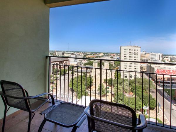 Drury Plaza Hotel San Antonio Riverwalk : photo 4 de la chambre suite lit king-size avec balcon
