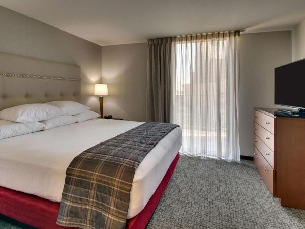 Drury Plaza Hotel San Antonio Riverwalk : photo 3 de la chambre suite lit king-size avec canapé-lit, terrasse, bain à remous et douche accessible en fauteuil roulant - accessible aux personnes à mobilité réduite
