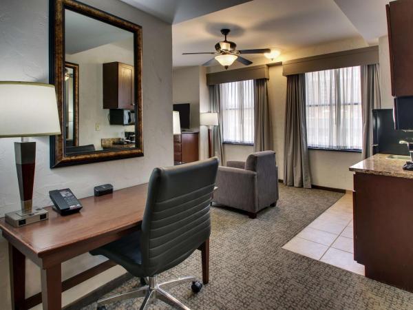 Drury Plaza Hotel San Antonio Riverwalk : photo 7 de la chambre suite lit king-size supérieure avec canapé-lit