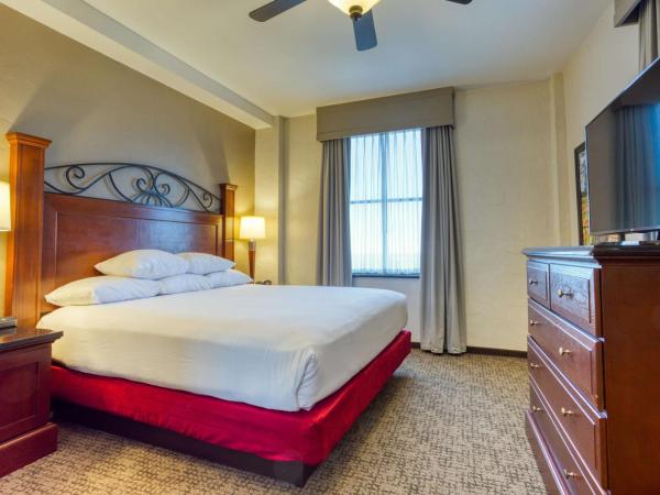 Drury Plaza Hotel San Antonio Riverwalk : photo 3 de la chambre suite lit king-size avec canapé-lit