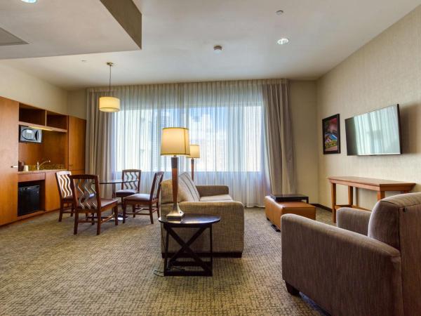 Drury Plaza Hotel San Antonio Riverwalk : photo 1 de la chambre suite lit king-size avec baignoire spa