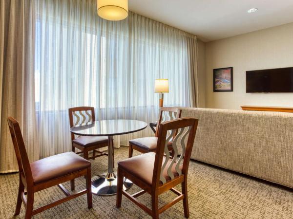 Drury Plaza Hotel San Antonio Riverwalk : photo 4 de la chambre suite lit king-size avec baignoire spa
