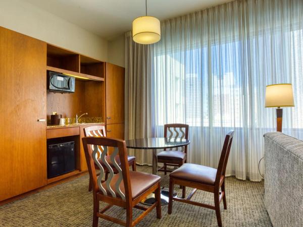 Drury Plaza Hotel San Antonio Riverwalk : photo 5 de la chambre suite lit king-size avec baignoire spa