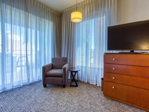 Drury Plaza Hotel San Antonio Riverwalk : photo 4 de la chambre suite lit king-size avec baignoire spa et terrasse