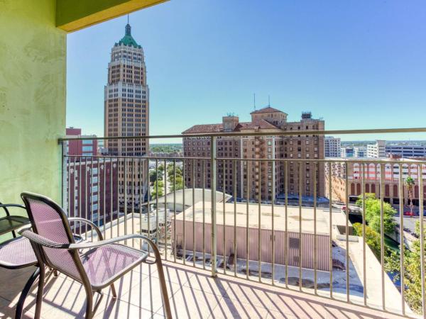 Drury Plaza Hotel San Antonio Riverwalk : photo 2 de la chambre suite lit queen-size avec baignoire spa et terrasse