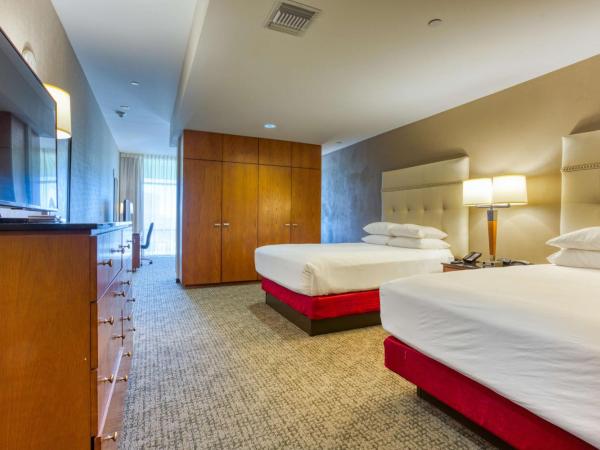 Drury Plaza Hotel San Antonio Riverwalk : photo 3 de la chambre suite lit queen-size avec baignoire spa et terrasse