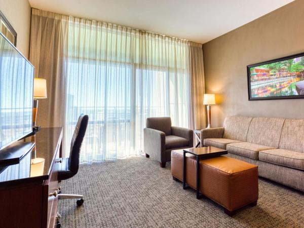 Drury Plaza Hotel San Antonio Riverwalk : photo 4 de la chambre suite lit queen-size avec baignoire spa et terrasse