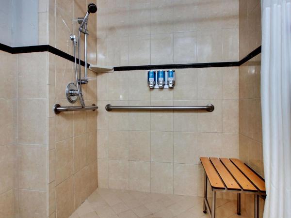 Drury Plaza Hotel San Antonio Riverwalk : photo 5 de la chambre très grande chambre lit king-size deluxe avec bain à remous et douche accessible en fauteuil roulant - accessible aux personnes à mobilité réduite