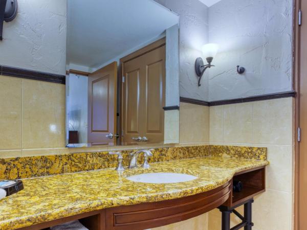 Drury Plaza Hotel San Antonio Riverwalk : photo 4 de la chambre très grande chambre deluxe avec 2 lits queen-size et baignoire - accessible aux personnes à mobilité réduite