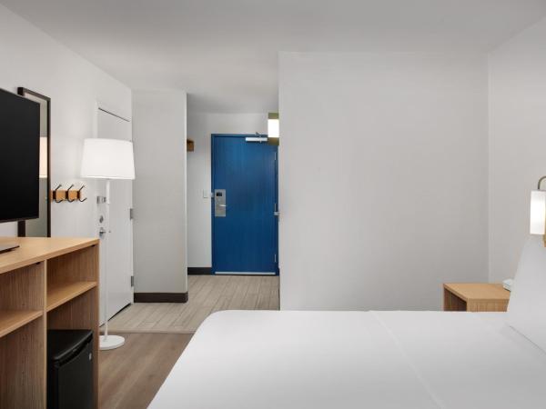 Spark by Hilton Atlanta Cumberland Ballpark : photo 9 de la chambre chambre lit king-size avec baignoire accessible aux personnes à mobilité réduite
