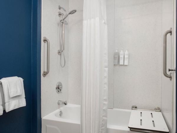 Spark by Hilton Atlanta Cumberland Ballpark : photo 10 de la chambre chambre lit king-size avec baignoire accessible aux personnes à mobilité réduite
