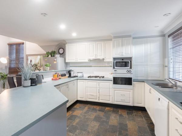 Bright Single Room - Seconds to Bus Station & Park - Close to Chinatown - Shared Bathroom : photo 7 de la chambre chambre simple avec salle de bains commune