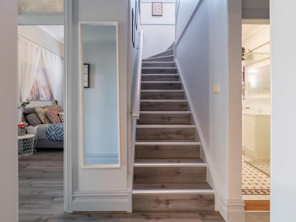 Bright Single Room - Seconds to Bus Station & Park - Close to Chinatown - Shared Bathroom : photo 10 de la chambre chambre simple avec salle de bains commune