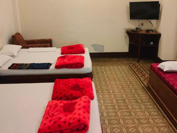 Bed and Breakfast at Colaba : photo 2 de la chambre chambre familiale avec baignoire