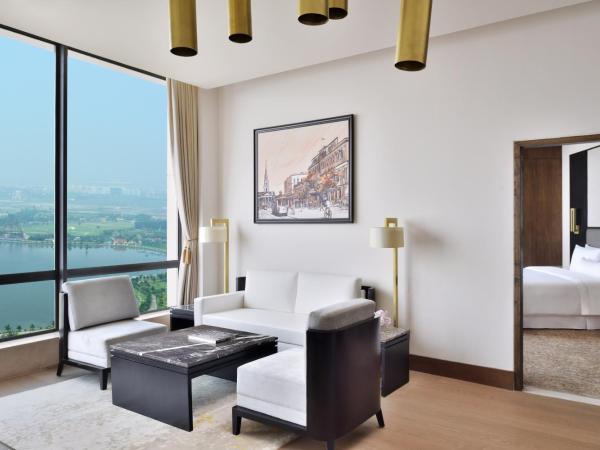 The Westin Kolkata Rajarhat : photo 2 de la chambre lake view suite with lounge access (imfl brands and starters during the happy hours from 6:30 pm to 8:30 pm) with 2 way airport transfers